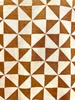 Geleneksel bir Batik kumaşın düzensiz üçgen motifinin dikey fotoğrafı. Tipik Yogyakarta, Endonezya. Kahverengi süt ve fildişinden beyaz renkler.