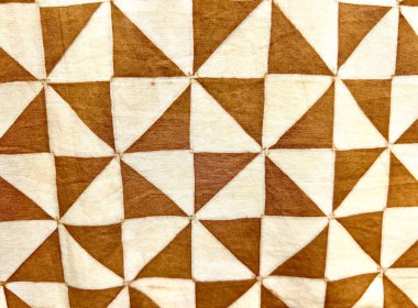 Geleneksel bir Batik kumaşın düzensiz üçgen motifinin yatay fotoğrafı. Tipik Yogyakarta, Endonezya. Kahverengi süt ve fildişinden beyaz renkler.