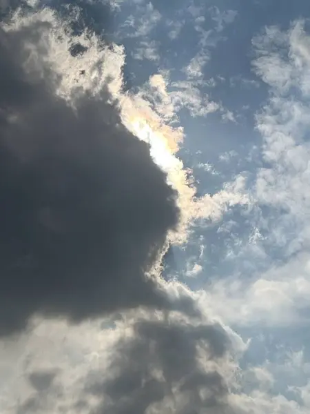 Kara bulutlar gün boyunca güneş ışığını kaplamaya başlar. Mavi gökyüzü kara bulutlarla kaplandığında yağmur yağacağının işaretidir..