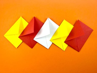 Sarı, kırmızı ve beyaz zarflar gelen ileti kuyruğunu, haberleri, belgeleri ve e-posta bildirimini sembolize etmek için dizildi. Turuncu arka planda izole edilmiş