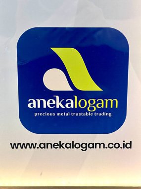 Jakarta, Endonezya - 22 Mayıs 2025: Aneka Logam 'ın logosu, Antam değerli metallerinin perakende dağıtımcılarından biri. Endonezya 'da altın satan devlete ait.