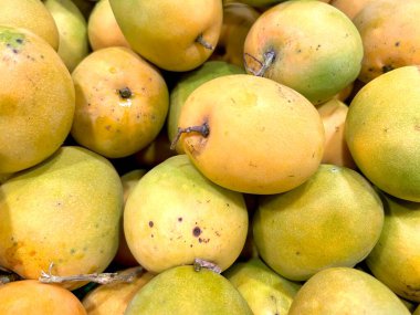 Gedong Gincu mangosu. Batı Java, Majalengka 'dan bir Endonezya tropikal meyvesi. Kokulu kokusu ve tatlı tadı ile bir meyve pazarında sergileniyor..