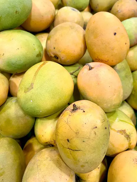 Gedong Gincu mangosu. Batı Java, Majalengka 'dan bir Endonezya tropikal meyvesi. Kokulu kokusu ve tatlı tadı ile bir meyve pazarında sergileniyor..