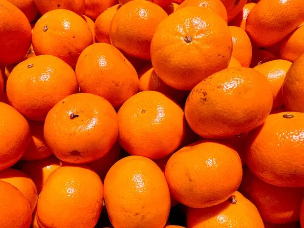 Genellikle Clement Gold olarak da adlandırılan bir yığın mandalina Endonezya 'da bir meyve pazarında sergilenmektedir..