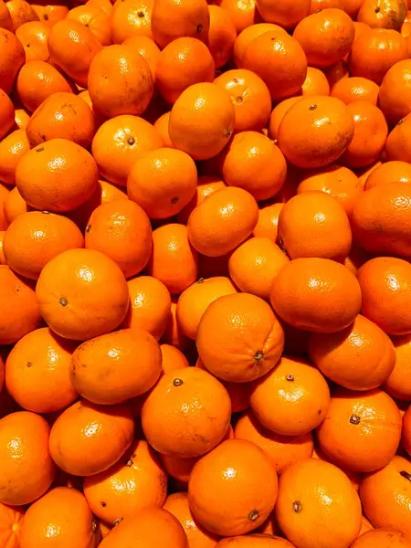 Genellikle Clement Gold olarak da adlandırılan bir yığın mandalina Endonezya 'da bir meyve pazarında sergilenmektedir..