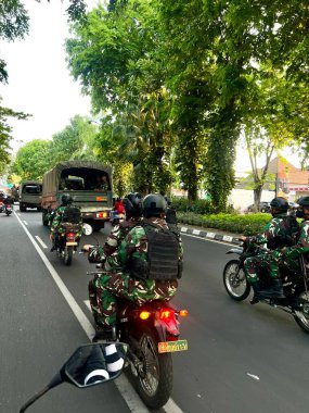 Surabaya, Endonezya - 31 Ağustos 2025: Surabaya kentinde kitlelerin tanklar ve tam silahlarla gerçekleştirdiği gösterinin ardından Endonezyalı ulusal ordu subayları tarafından devriyeler yürütüldü.