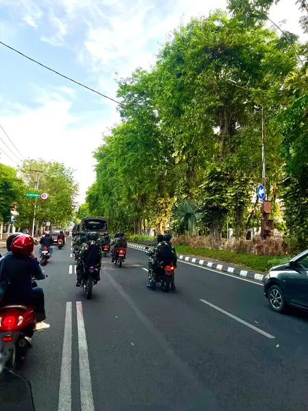 Surabaya, Endonezya - 31 Ağustos 2025: Tanklar ve eksiksiz silahlar kullanarak kitleler tarafından gerçekleştirilen gösterinin ardından Endonezyalı ulusal ordu subayları tarafından devriyeler.