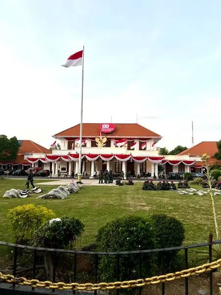 Surabaya, Endonezya - 31 Ağustos 2025: Surabaya 'daki Grahadi binası protestocular tarafından yakılıp hasar gördükten sonra çevresindeki koşullar. Endonezya Ulusal Silahlı Kuvvetleri tarafından sıkı korunuyor..