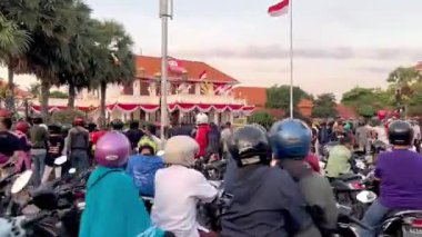 Surabaya, Endonezya - 31 Ağustos 2025: Surabaya 'daki Grahadi binası protestocular tarafından yakılıp hasar gördükten sonra çevresindeki koşullar. Endonezya Ulusal Silahlı Kuvvetleri tarafından sıkı korunuyor..