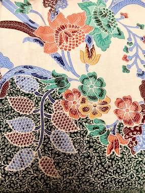 Solo 'dan gelen beyaz, mavi ve turuncu renkli yaprak ve çiçek motifli güzel Endonezya batik kumaşı. Tekstil, pamuk kumaşlar, kapaklar, duvar kâğıdı, baskı, kartlar, hatıra defteri için elverişli