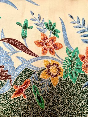 Solo 'dan gelen beyaz, mavi ve turuncu renkli yaprak ve çiçek motifli güzel Endonezya batik kumaşı. Tekstil, pamuk kumaşlar, kapaklar, duvar kâğıdı, baskı, kartlar, hatıra defteri için elverişli