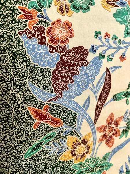 Solo 'dan gelen beyaz, mavi ve turuncu renkli yaprak ve çiçek motifli güzel Endonezya batik kumaşı. Tekstil, pamuk kumaşlar, kapaklar, duvar kâğıdı, baskı, kartlar, hatıra defteri için elverişli