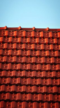 Avrupa 'daki evin kırmızı kiremitleri gün batımında