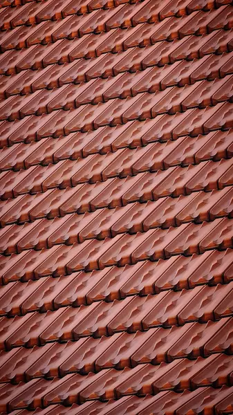 Avrupa 'daki evin kırmızı kiremitleri gün batımında