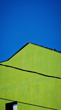 Mavi gökyüzüne karşı yeşil ev