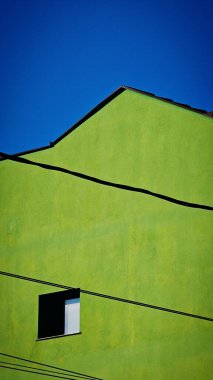 Mavi gökyüzüne karşı yeşil ev