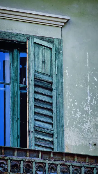 Antik turkuaz ahşap panjurlar Romanya 'daki eski bir evde