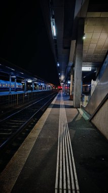 Gece Romanya 'da bir tren istasyonunda