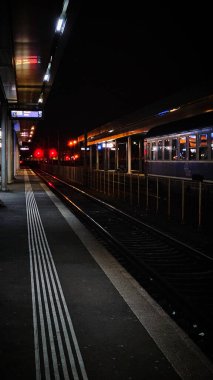Gece Romanya 'da bir tren istasyonunda