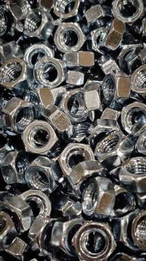 Bir hırdavatçıda farklı çapta metal fındıklar