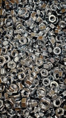 Bir hırdavatçıda farklı çapta metal fındıklar