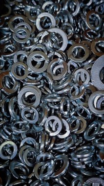 Bir hırdavatçıda farklı çapta metal fındıklar