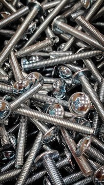 Mağazada metal çivi ve cıvatalar