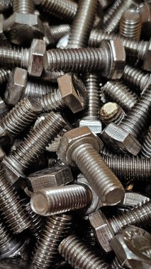 Mağazada metal çivi ve cıvatalar