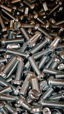 Mağazada metal çivi ve cıvatalar