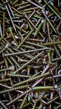 Mağazada metal çivi ve cıvatalar