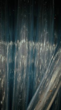 Bir hırdavatçıda bahçe hortumları