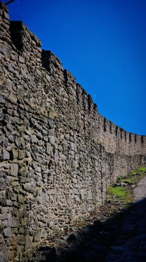 Deva şehrindeki yıkılmış bir kalenin kalıntıları restore edildi.