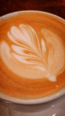 Bir kafede kapuçino.