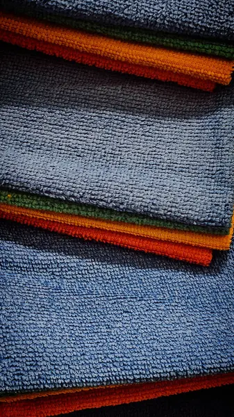 Hırdavatçıdaki bir rafta çok renkli yün paçavralar.