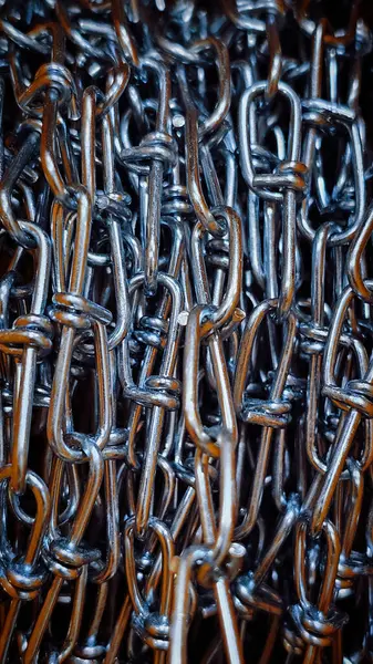 Hırdavatçıda farklı çapta metal zincirler.