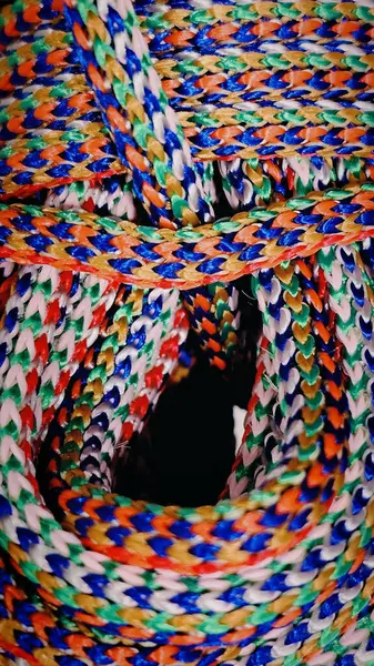 Hırdavatçıda çok renkli kalın bir ip.