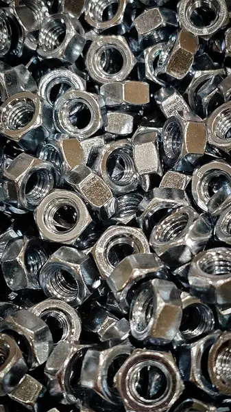 Bir hırdavatçıda farklı çapta metal fındıklar