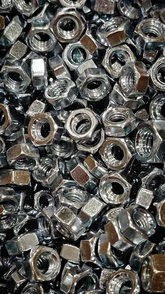 Bir hırdavatçıda farklı çapta metal fındıklar