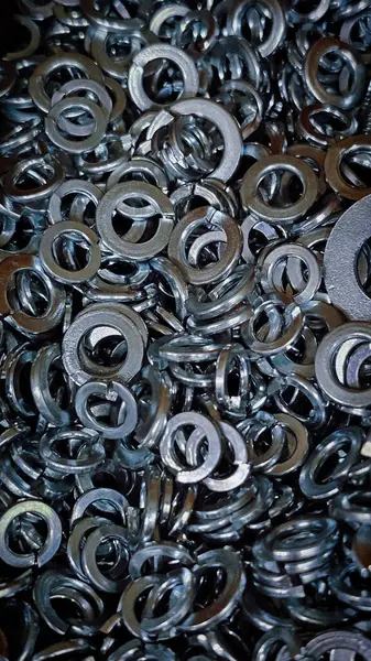 Bir hırdavatçıda farklı çapta metal fındıklar