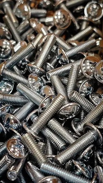 Mağazada metal çivi ve cıvatalar