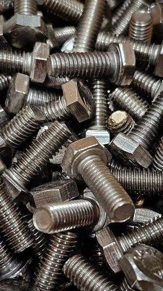 Mağazada metal çivi ve cıvatalar