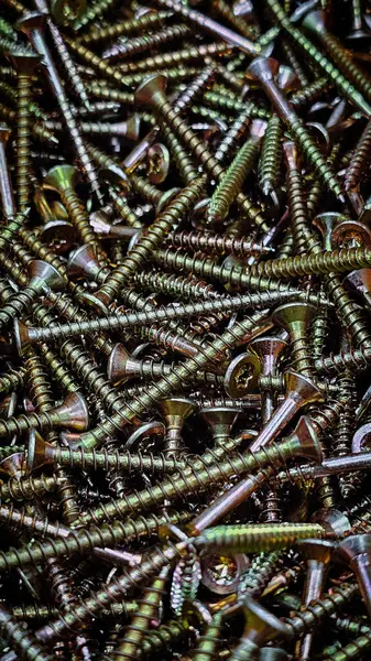 Mağazada metal çivi ve cıvatalar