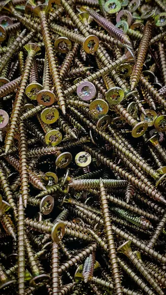 Mağazada metal çivi ve cıvatalar