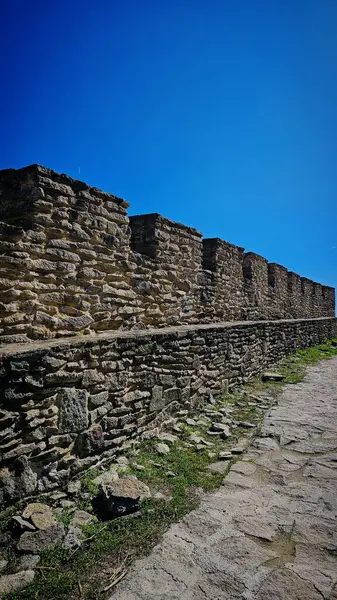 Deva şehrindeki yıkılmış bir kalenin kalıntıları restore edildi.