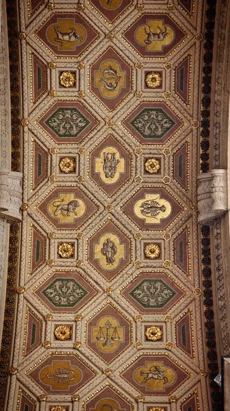 Baharda Budapeşte 'nin merkezindeki binaların mimari detayları