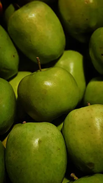 Budapeşte 'deki marketin tezgahlarında taze sebze ve meyve var.