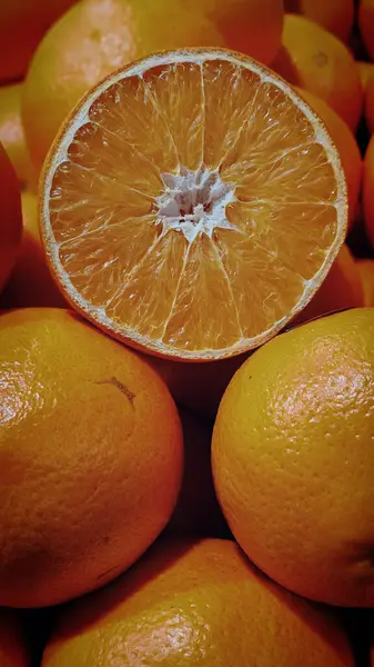 Budapeşte 'deki marketin tezgahlarında taze sebze ve meyve var.