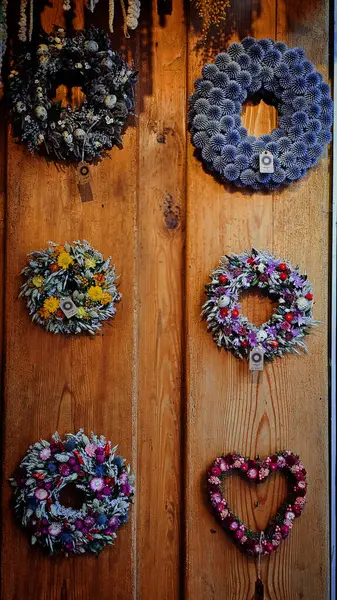 El yapımı kurutulmuş çiçek çelenkleri.