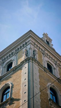 Budapeşte 'nin merkezindeki binaların mimari detayları