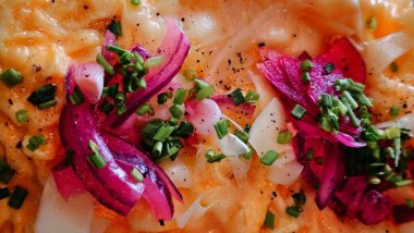 Omlet ve kırmızı soğan turşusu.